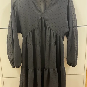 Svart klänning  - Superfin svart klänning i väldigt gott skick. Aldrig använt! 