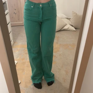 Gröna jenas - Gröna jeans från Zara. Storlek 36. Nyskick. Långa i benen, jag är 174.
