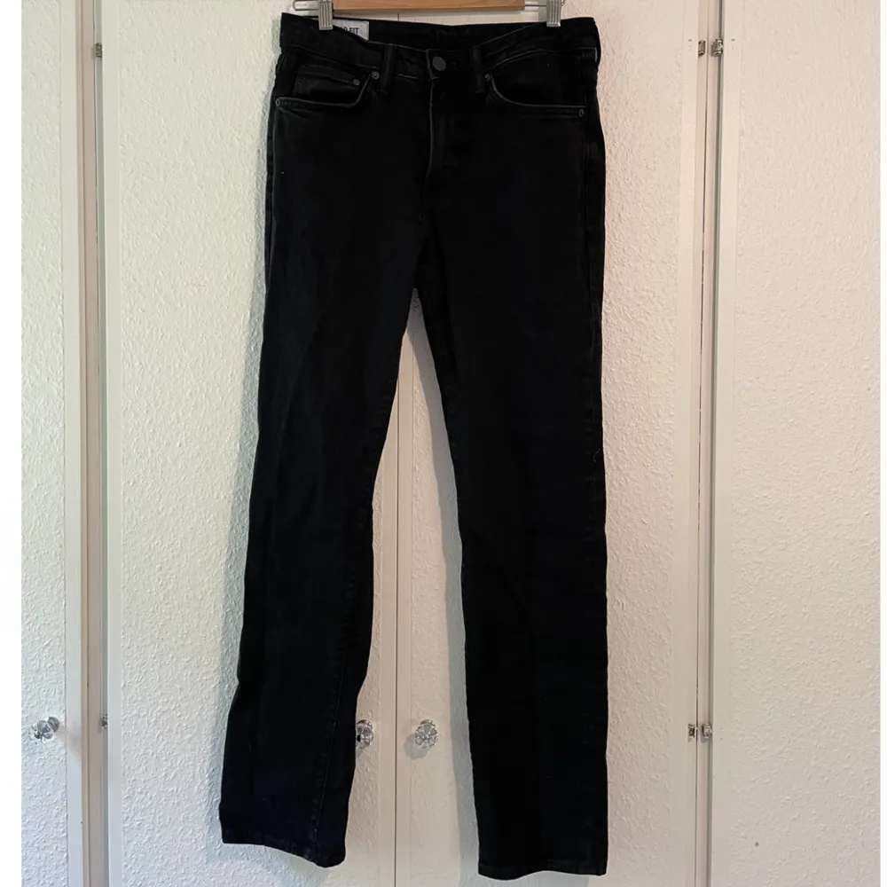 Svarta Jeans med raka ben . Jeans & Byxor.