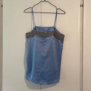 Blått linne  - Linne med kedjor på bröstet, glansigt material från VILA 