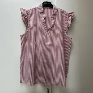 Säljer denna röd/vit randiga blusen från Shein. Storlek XS. Blusen är aldrig använd och säljs just pga det. Frakt tillkommer för köparen! Ingen ångerrätt! 