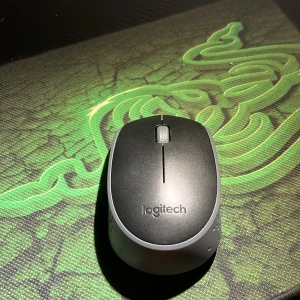 Trådlös mus med usb - Köpte musen för ca 7 månader sedan, i mediamarkt för 100kr. Säljer den just nu för 35kr eftersom den bara kommer fungera i 5 månader till.