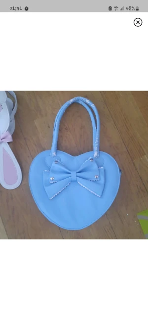 Blå hjärtformad kawaii väska med rosett! - Lite skavanker & smått sliten men inget som stör egentligen