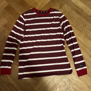 Nike SB tröja - Säljer en Nike SB longlsleeve. Fint skick, inte använd många gånger. Kan gå ner lite i pris vid snabb affär!🙌⭐️