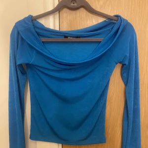 Offshoulder topp - Säljer denna helt oanvända off shoulder topp i en skimrande blå färg. Sitter super fint på men kommer ej till användning💗💗