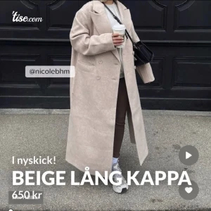 Beige lång kappa//nyskick - Säljer denna fina kappa i nyskick storlek S.  Köpt för 1299 kr