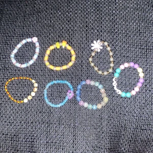 Armband  - Ett pack med armband för 35 kr eller 10kr styck! Alla är handgjorda (ej fri frkat) 