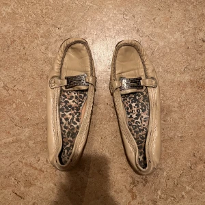 Beiga tofflor  - Ordentligt använda  