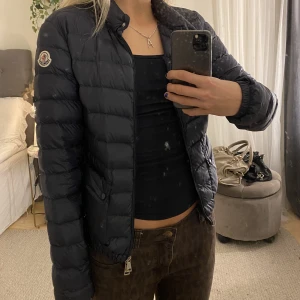 Moncler jacka - Säljer nu min så fina marinblå jacka från moncler, modellen lans😇använd fåtal gånger, inga defekter! Självklart äkta, har kvitto och qr kod, kom priv för fler bilder🙌🏼moncler storlek 0, motsvarar S