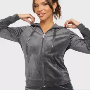 Säljer denna superfina gråa sammets hoodie ifrån Ginatricot. Den har används men är ändå i väldigt bra skick! 💓 Nypris : 249 kr