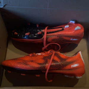 Adidas f10  - Adidas f10  Strl: 44 2/3 Oerhört bra skick, enbart använda enstaka gånger! 