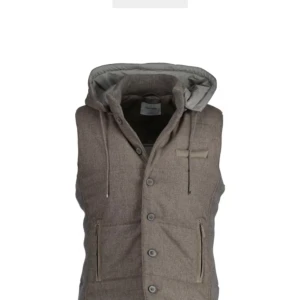 Gran sasso väst med luva  - En väldigt sparsamt använd italiensk väst från gran sasso till ett pangpris. Inköpt på Ströms ny i december 2022.  Inga defekter eller slitage överhuvudtaget! Nypris just nu på Minto=7000kr