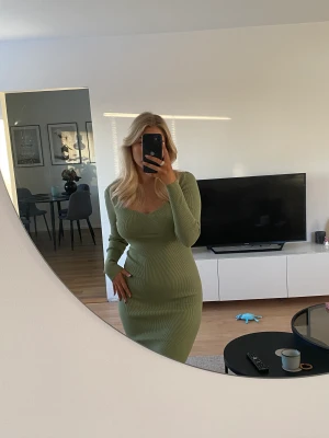 Adoore klänning - Grön adoore klänning i storlek 36. Använd endast en gång på bilden, hittar den inte på hemsidan därav en bild. 