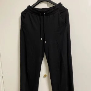 Byxa - Svart och skön byxa. 