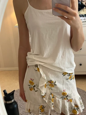 Kjol från Lindex  - Köpt för ett par år sedan men har tyvärr blivit för liten för mig🌟