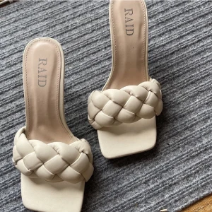 Skor  - Jätte jättefina skor från raid. Passar inte mig då jag har stora framfötter. :( annars hade jag lätt behållt dem. Helt oanvänd och bra kvalite. 