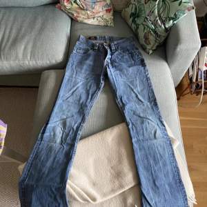 Super snygga bootcut jeans från lee 🩷tyvärr för stora så däljer dom. Storlek w28 L34. Köparen står för frakt