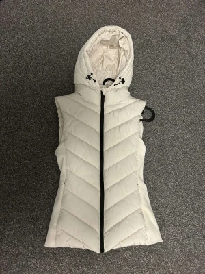Zara väst vit - En vit zara väst, har använt en gång men sedan köpte en ny jacka. Perfekt skick, köpte för 400kr.