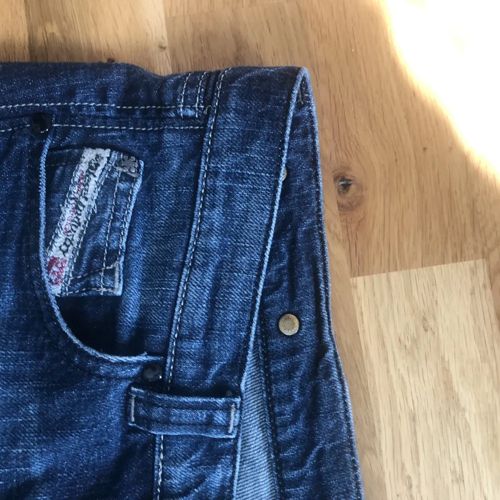 Supersnygga bootcut Diesel jeans, mörkblå med lite urtvättad detalj💕 För långa för mig som är 167 cm💓W 27 L 34. Jeans & Byxor.