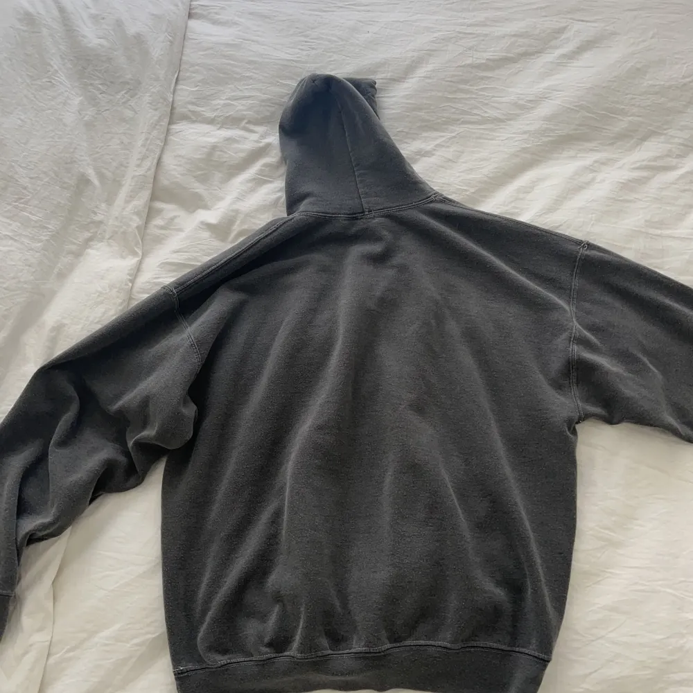 Mörk grå hoodie från Urban outfitters, är i bra skick! Modellen är i nopprig material så är inte att den är i dåligt skick!! Är i storlek M☺️. Hoodies.
