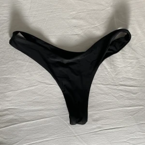 Bikiniunderdel  - Bikiniunderdel från SHEIN. Säljer då jag köpte andra istället. Testad och använd fåtal gånger. Tväddad! 