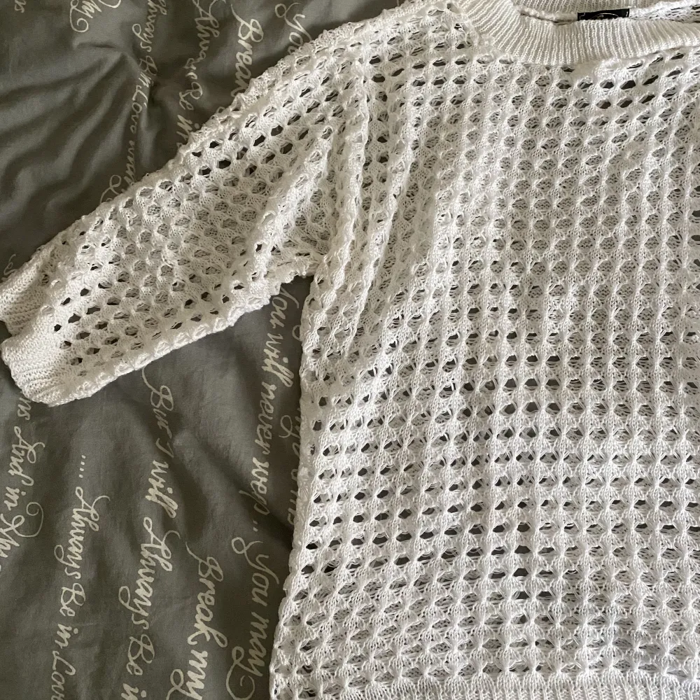 Jättefin vit tröja med trekvartsärm, storlek s/m beroende på hur man vill att den ska sitta. . Tröjor & Koftor.