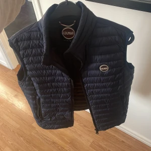 Colmar väst - 9/10 cond Litet hål på insidan av västen märks eller syns inte utifrån Storlek 46/xs Kvitto kastat 