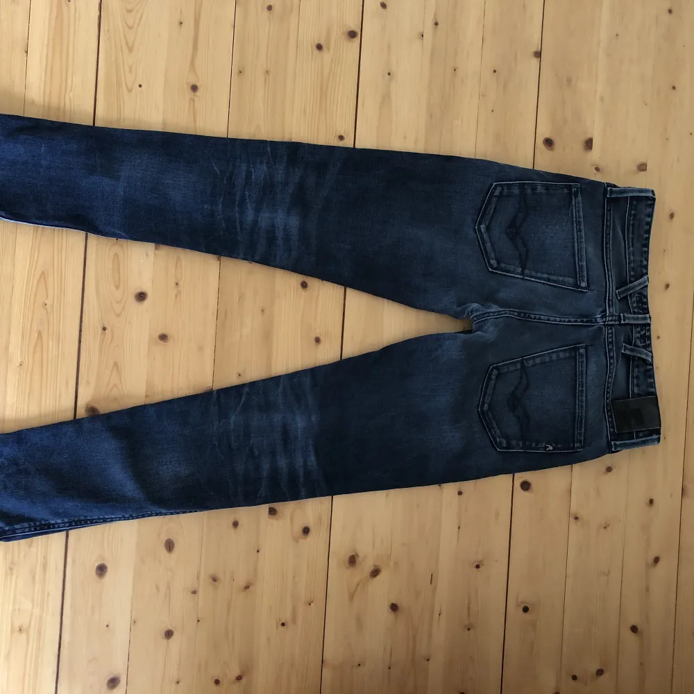 Ett par Replay jeans som ja har växt ur och säljs. Skick 8/10 lite urtvättade men inget man tänker på men annars riktigt fina🤩kan sänka pris vid snabb affär, de är lite små i storleken . Jeans & Byxor.