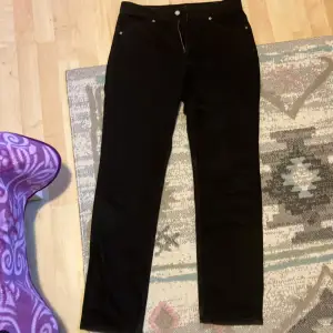 Säljer dessa jeans pga att de är för små för mig. Lite små i storleken så passar S också.  Använt cirka 3 gånger. Inga fläckar, inga hål, väldigt gott skick🌟💗Orginal pris 299 kr från H&M. Skriv jätte gärna om du har några frågor! 