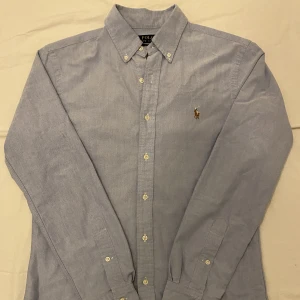 Ralph lauren skjorta  - Slim fit Ralph lauren skjorta. Storlek m. Passar mig som är 182. Skick 10/10.