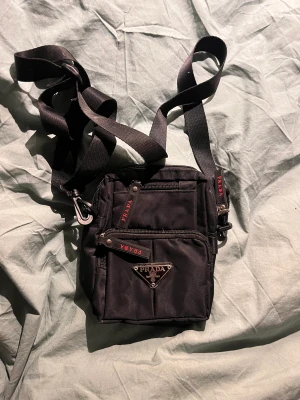 Prada Axelremsväska - Snygg prada axelväska. Köpt på vintage italiensk marknad. Osäker om äkthet.