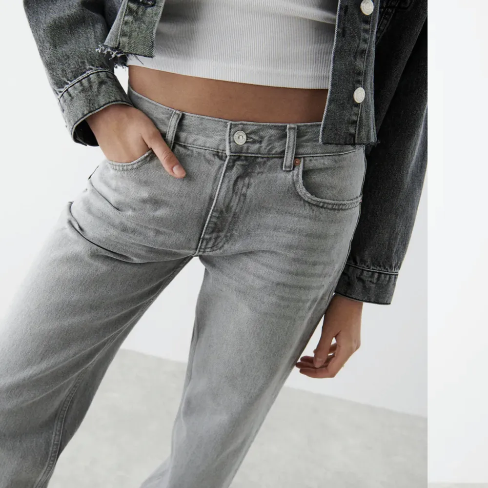 Supersnygga lågmidjade gråa jeans från Ginatricot. Säljer pga ingen användning längre💕 Storlek 38, köpta för 500kr, pris kan alltid diskuteras. Jeans & Byxor.