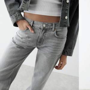 Supersnygga lågmidjade gråa jeans från Ginatricot. Säljer pga ingen användning längre💕 Storlek 38, köpta för 500kr, pris kan alltid diskuteras