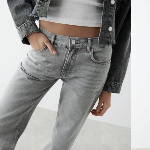 Lågmidjade Gråa Jeans  - Supersnygga lågmidjade gråa jeans från Ginatricot. Säljer pga ingen användning längre💕 Storlek 38, köpta för 500kr, pris kan alltid diskuteras