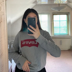 Sweatshirt - Sparsamt använd Levis sweatshirt!! Kommer tyvärr inte till användning längre ☺️