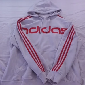 Vintage adidas hoodie - En vintage adidas hoodie som inte kommer till användning eftersom det inte riktigt är min stil längre. Några små fläckar som inte syns på långt håll, kan skickas bild på om det önskas