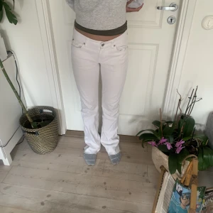 7 for all mankind vita jeans - Jättesnygga low/mid waist jeans från märket 7 of all mankind. Säljer pga att de är för små. Fina detaljer på backfickan. 