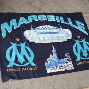 Stor Olympique de Marseille flagga. Perfekt att ha på väggen.