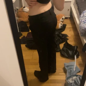 Lågmidjade kostymbyxor  - Säljer nu dessa fina kostymbyxorna från bikbok  Är i storlek 32 men lite väll små i storleken