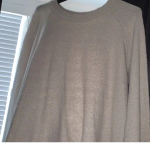 Tröja - Säljer denna stickade tröjan för 60kr i storlek L, köparen står för frakten.