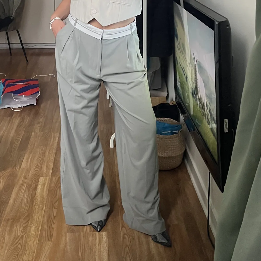 Så sjukt snygga kostymbyxor från Zara! Cool detalj vid midjan och snygg grå färg. Strl S men passar XS också🩶Jättefint skick och lätta att sy upp för kortare som jag själv😊 Frakt tillkommer KRAAAMM. Jeans & Byxor.