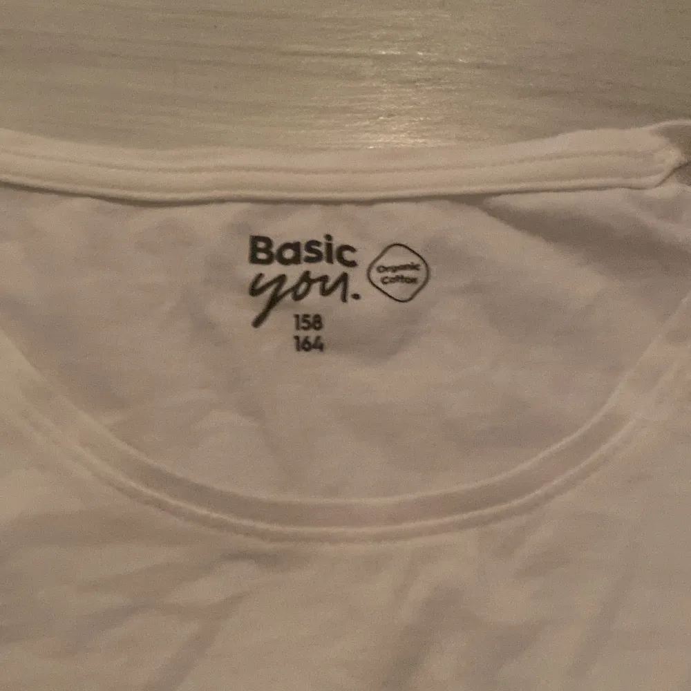 Säljer denna vita tröjan, aldrig använda, endast testa, (ej fri frkat) . T-shirts.