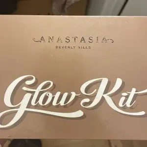 Säljer nu min Anastasia glow kit som jag älskar med hela mitt hjärta men tyvärr så har jag två andra highlighter kit så har bestämt mig för att sälja denna. Endast använd denna sommaren under festival annars precis som ny. Otroligt pigmenterad!