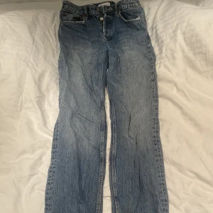 Zara jeans - Jättefina jeans från zara med slits. Bra skick.