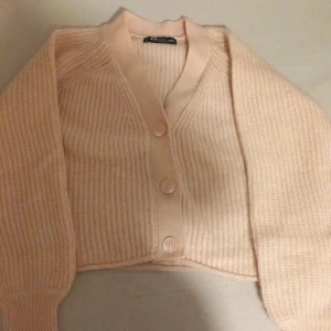 Oversize Kofta  - Säljer min fina gulliga kofta som var köpt från New Yourker som kostade 149kr. Var bara en gång använd så att den är nästan helt ny. Skriv vid intresse.