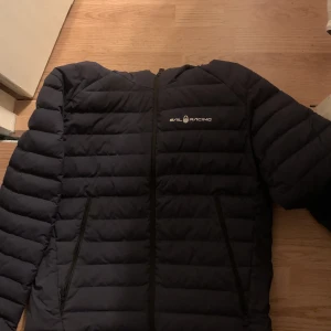 Jackor/half zip - Hej. Jag säljer mina 2 jackor och en half zip. Sail racing har inte används så mycket. Mango jackan har knappt används alls. Half zipen var för liten för mig så jag säljer den. Sail racing jackan går för 650 Mango jackan går för 300 Half zipen 250 