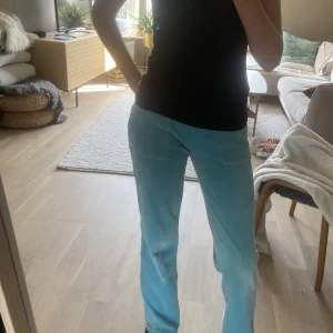 Juicy couture byxor  - Ettt par juicy couture. Använt ett par fåtal gånger. Säljer då de är för små för mig. 