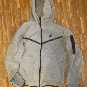 Nike tech fleece grå - Använder aldrig längre Köparen står för frakt. Kan också mötas upp i Malmö. 