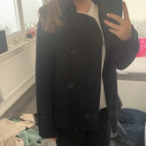 Svart kort kappa - OBS! Spegeln är smutsig!! Denna svarta korta kappan köpte jag på second han för ungefär ett halvt år sedan och har inte använt den sen dess! Kom med prisförslag🤍