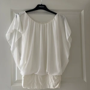 Blus - Blus i väldigt tunt och skönt material, i mycket gott skick. Hittar inte vart den kommer ifrån eller vilken storlek det är men skulle uppskatta den i en storlek S 